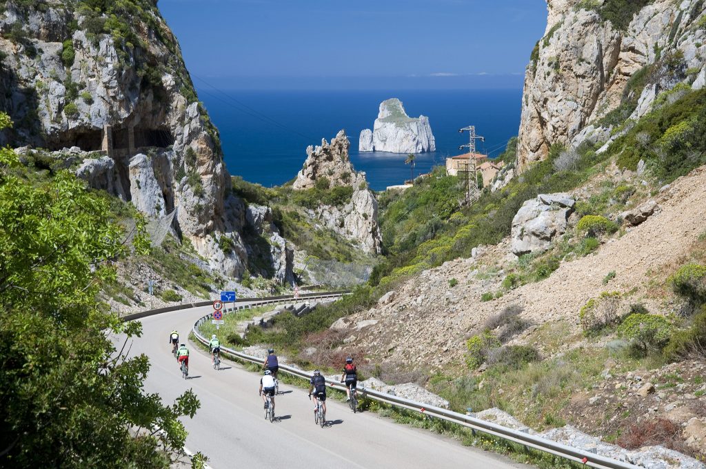 La discesa in bici verso Masua con vista sul Pan di Zucchero